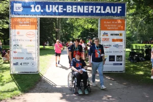 uke benefizlauf zelte aufsteller teilnehmer vor den aufstellern